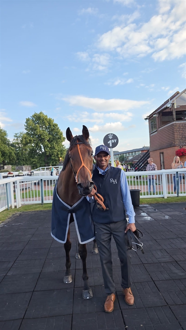 Dapperling broke her maiden in battling style at Lingfield