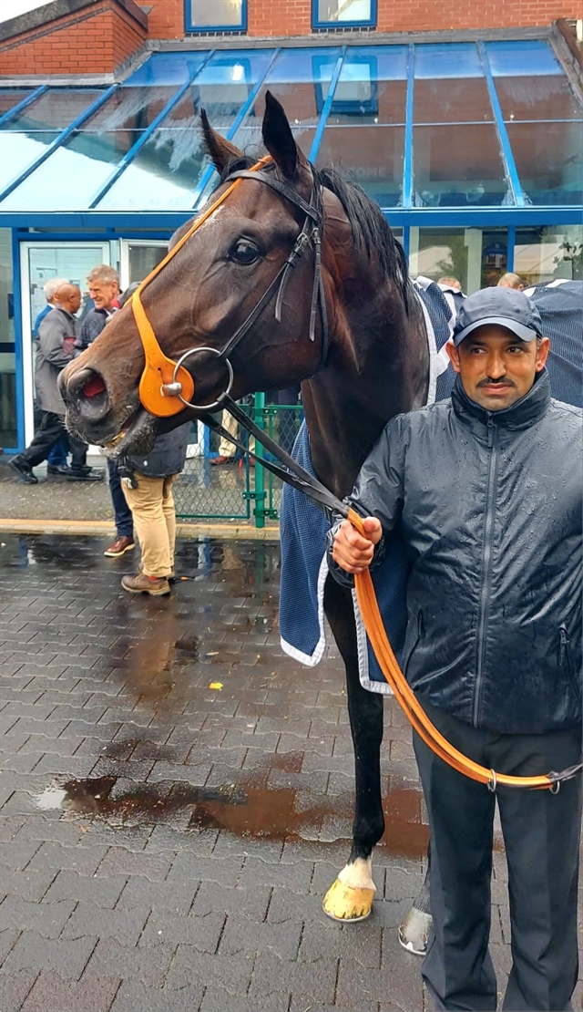 Blue Lemons wins on debut at Leicester